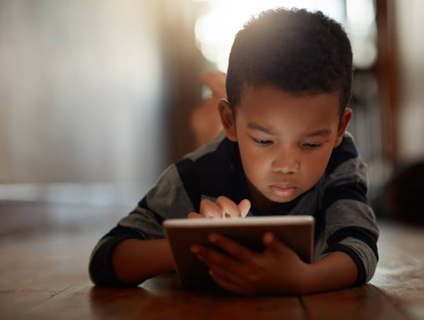 Como ajudar uma criança com dependência em celular ou tablet